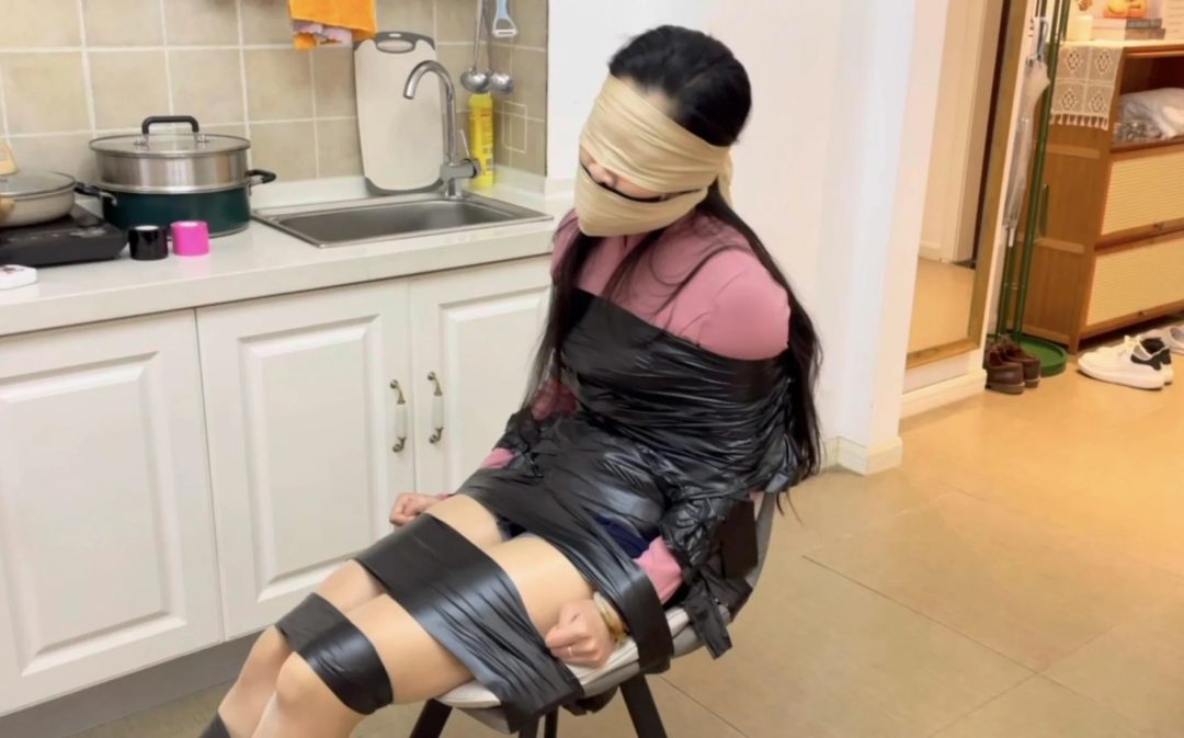【小橙】椅子上的黑色胶带捆绑，胶带封嘴后，静电胶带再封一层，肉丝蒙眼+蒙嘴，“呜呜呜”的享受~-13