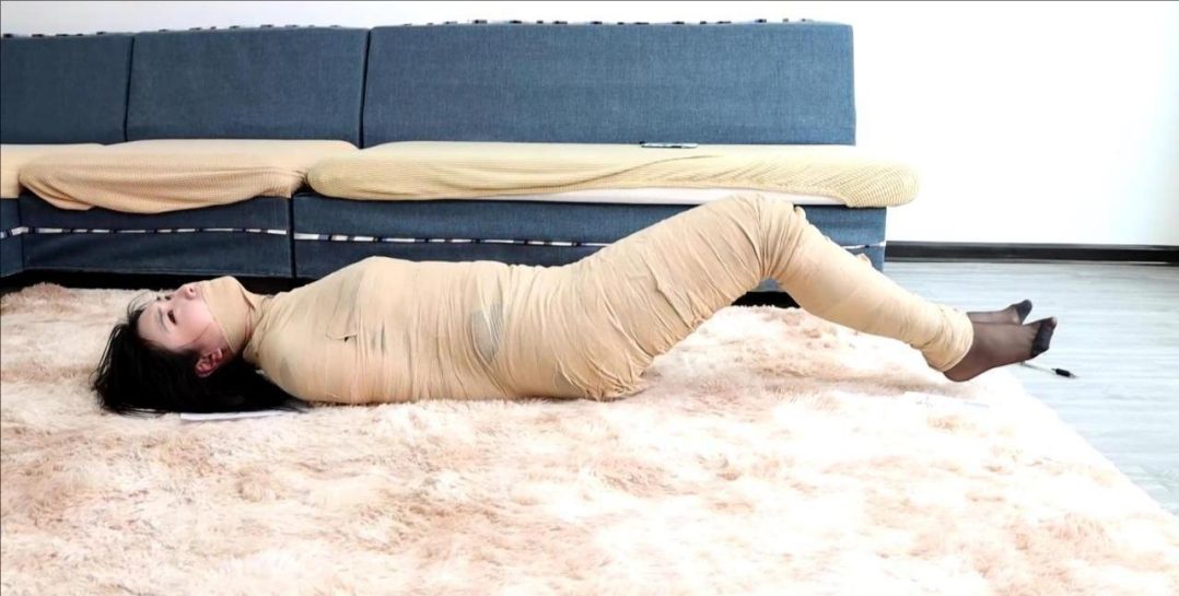 king定拍《快递~性感真人抱枕》传说中的快递真人抱枕 性感全包美女 还可以用遥控器控制 可怜人茧吃力求救-10