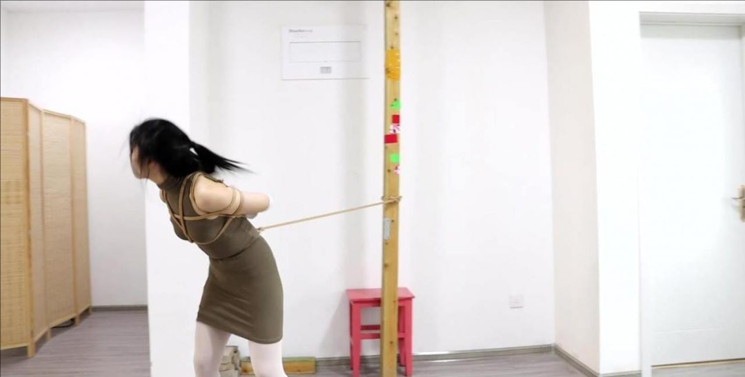 king定拍《挣扎的白丝丽人下》跆拳道美女被拘束捆绑白丝美腿超密集交错捆绑 真实疯狂挣扎 超有演技的吴晗表演-2