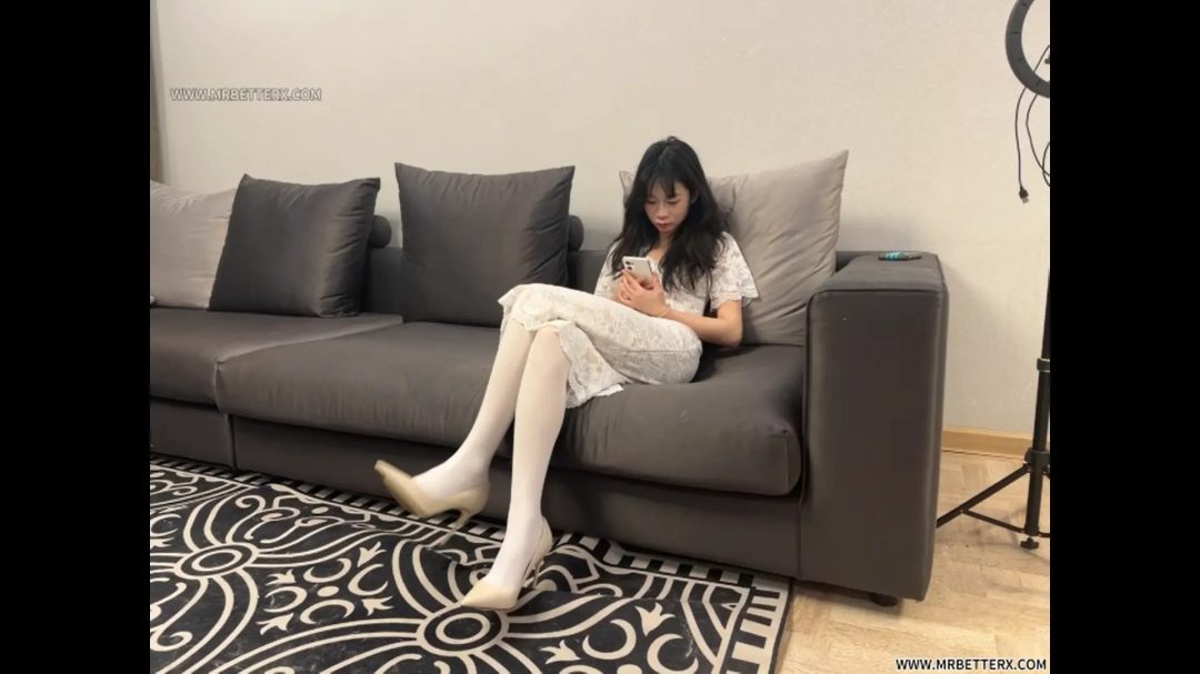 变态与美女间的故事 小狐狸白丝白短裙驷马捆绑疯狂挠脚-1