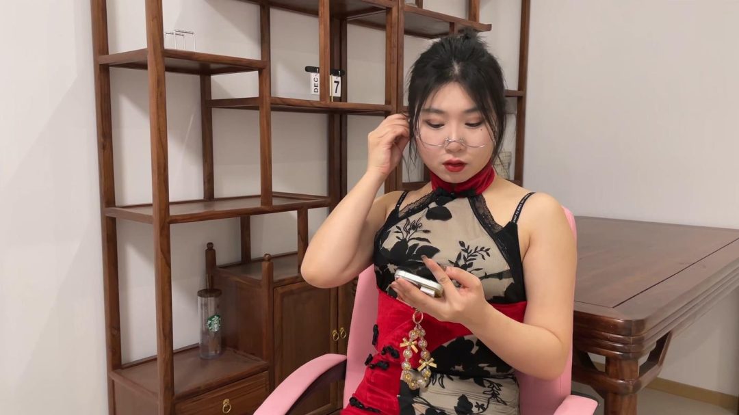 king完美复刻漫画定拍！云雀定拍《被入室抢劫的美丽母女 上》超清4k画质 超人气漫画完美复刻 丰满美女被入室捆绑成木乃伊人棍 泡沫胶带完美包裹~-5