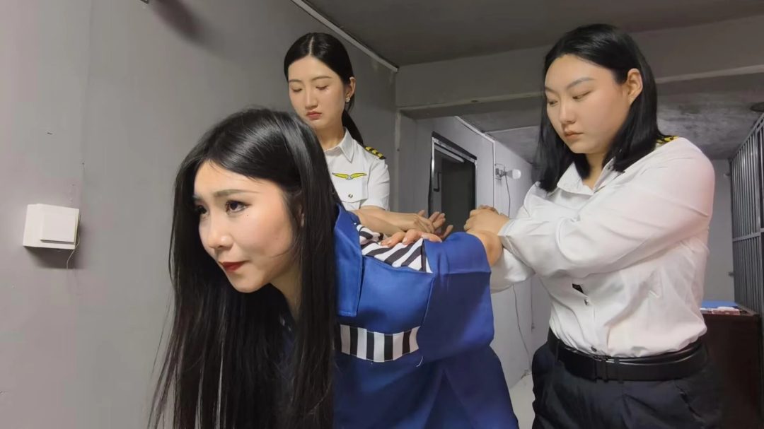 【鑫鑫工作室】新场地高颜值演技好模特吴晗出演 女，被卧底抓捕，审讯，因不听话被严加管教，手铐镣铐，押解逮捕-1