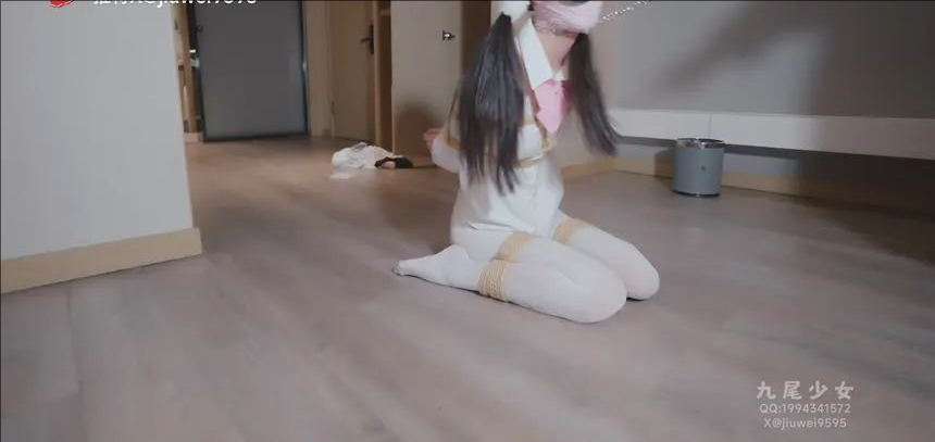 白丝少女全身捆绑在柜子中，白丝美腿诱人，全身捆绑，强制玩弄-2