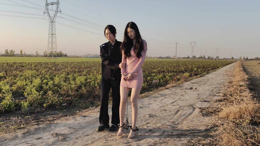 【鑫鑫工作室】校花体验记（下） 王玉体验 上面决定组织 体验监狱犯人生活，了解犯人在狱中的心理，从而更好的管理犯人，王玉和琪淇两人商量组队互相体验做女犯，王玉被带去户外指认现场，带手铐脚镣-6