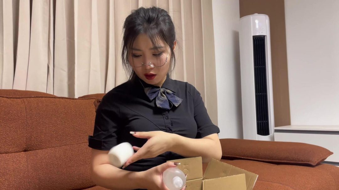 ing云雀定拍《双层白丝美女—油光丝袜01》粘液丝袜 双层白丝丝袜包裹 朋友在边上听歌 美女努力蠕动求救不能-2