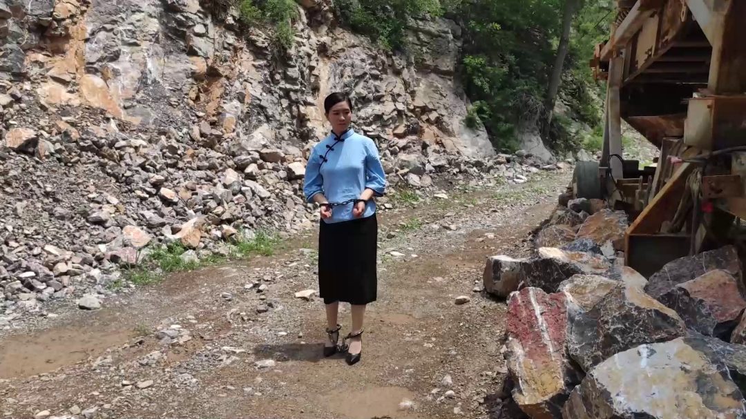 荒村绳镣行 私人女囚五四装游荒村 五花大绑亡命牌 脚镣手铐-1