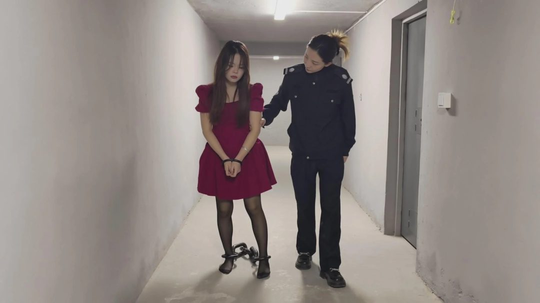 【鑫鑫工作室】张小姐因涉嫌 被逮捕，依法对她进行逮捕并搜查。张小姐声称自己没有犯罪，但 表示没有证据不会随意抓人。 张小姐坚称自己没有犯罪，是正常上班时被抓捕的,押回牢房，等待进一步的审判-7