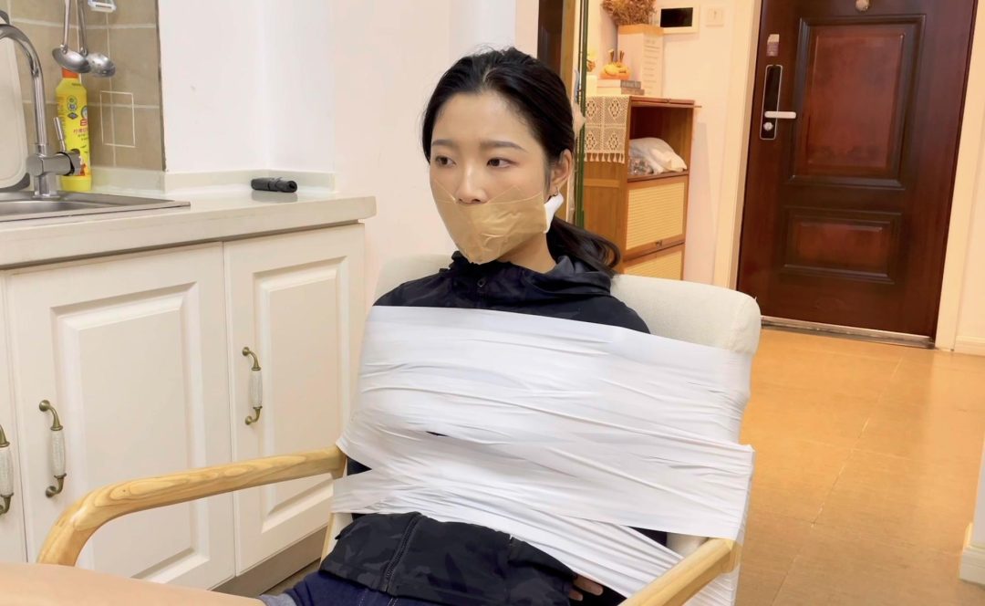 【小橙】【招模特】椅子上的白色胶带捆绑，4层胶带封嘴+丝袜蒙眼，多层封堵爱好者必看-3