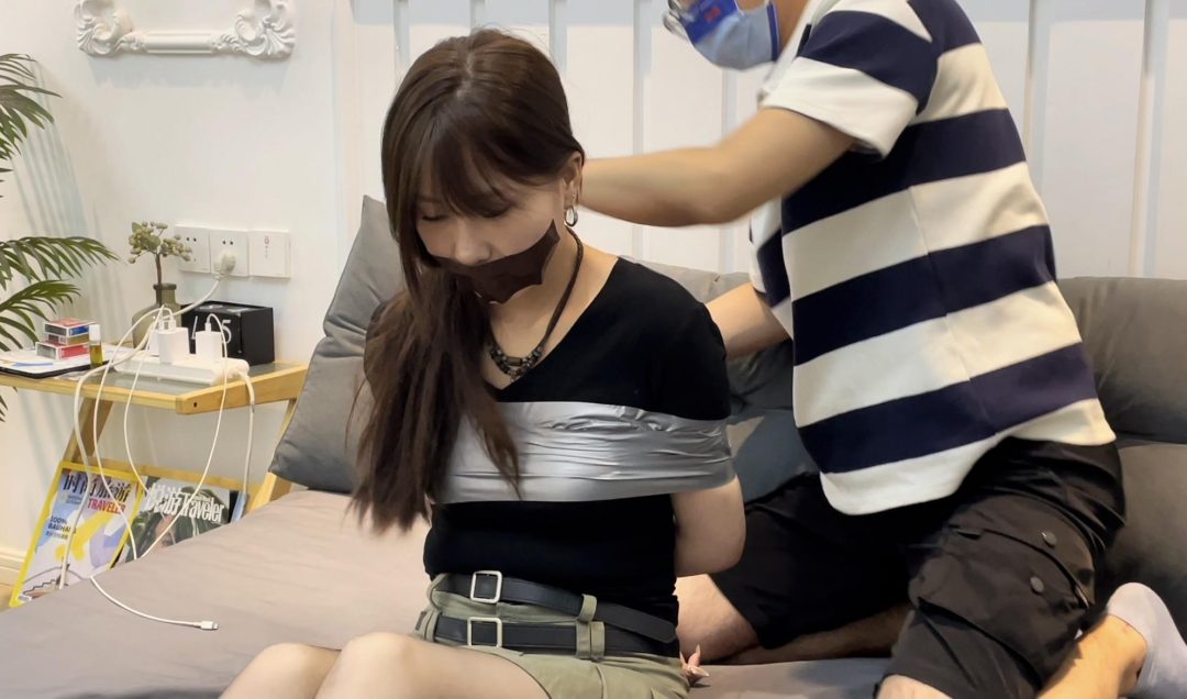 【小陈】 胶带的紧实捆绑后，床上挣扎，“呜呜呜”，就是挣脱不开~-2