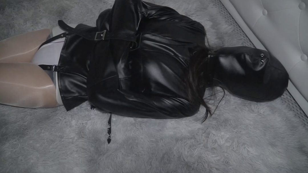 油亮长腿配拘束服头套，束缚好，今晚就这样睡吧！-8