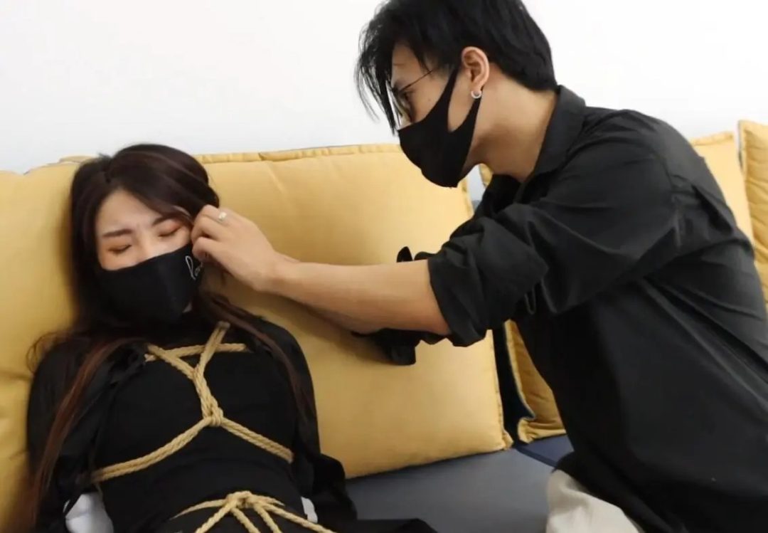 king定拍《伪装拘束真人版》突然出现的奇怪美女 行为怪异又不能说话 甚至手指都被包裹 隐藏在大衣下的究竟是什么秘密-5