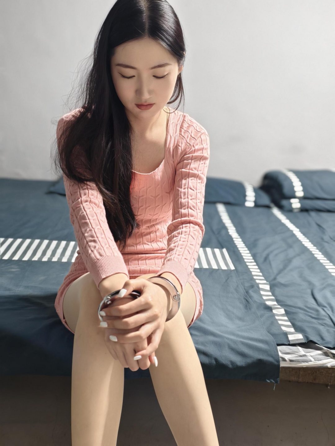 【鑫鑫工作室】校花体验记（下） 王玉体验 上面决定组织 体验监狱犯人生活，了解犯人在狱中的心理，从而更好的管理犯人，王玉和琪淇两人商量组队互相体验做女犯，王玉被带去户外指认现场，带手铐脚镣-12