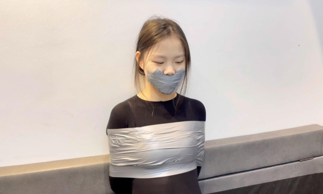 【小灵】胶带半包的小灵，很无奈，想挣脱，又挣脱不开，想说话，嘴巴又被封严实-2