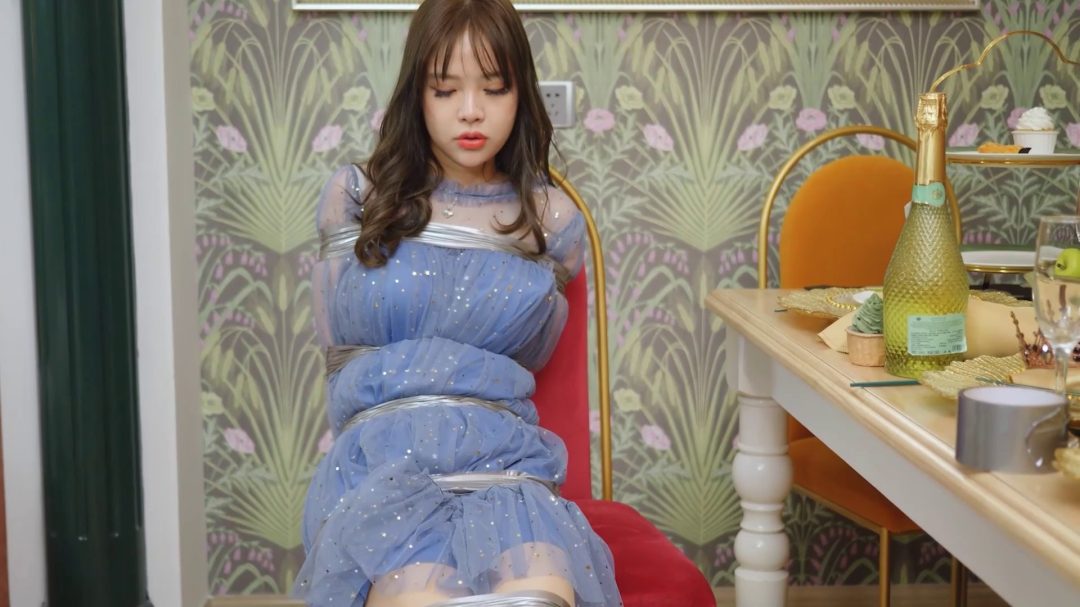 法式餐桌上的小公主，银色胶带捆绑-7