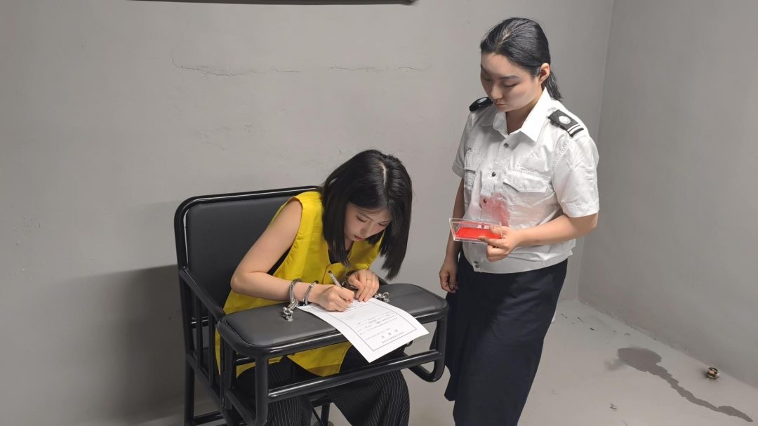 【鑫鑫工作室】新模特小艾云思饰演女贩和人犯，被逮捕后还不老实，于是先踮起脚来拷上，到监狱后又苏秦背剑铐起来，终于忍受不了，承认了犯罪经过-7