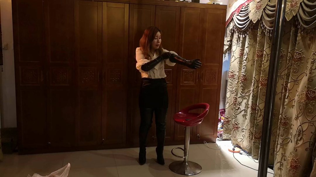 穿过膝长靴的美女经理因重罪被捕，接受过膝长靴、长手套、紧缚镣铐之刑-2