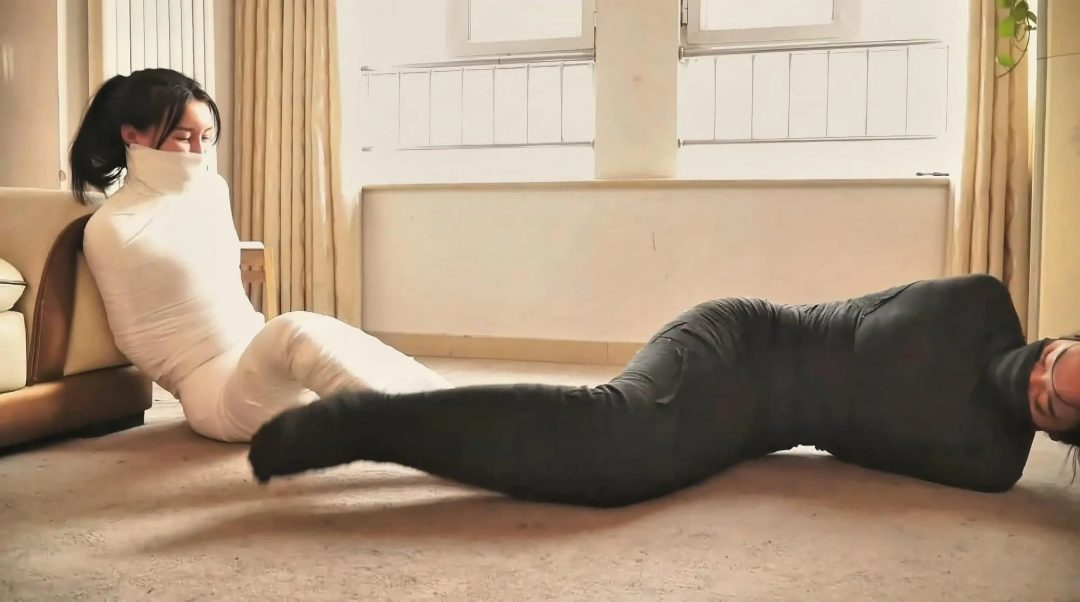 《黑白木乃伊姐妹 上》 超经典的逍遥老片 双御姐被全包成木乃伊 逐渐被包裹-8