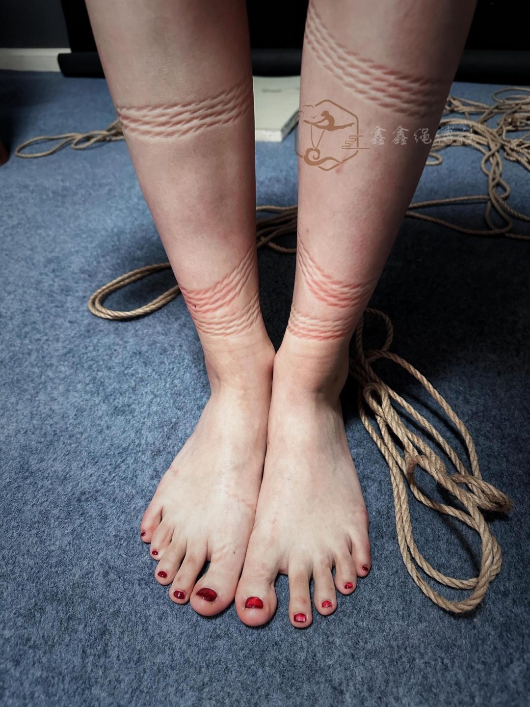 蓉蓉被捆绑口球、口枷、缚腿吊，股绳缠绕，长腿美脚一览无余。-2