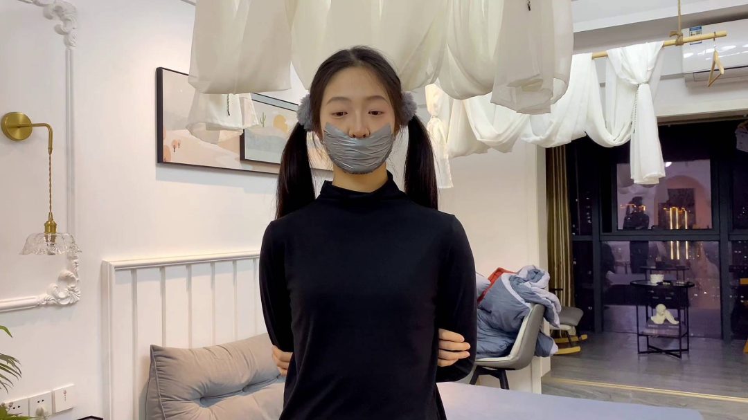 小鱼的驷马紧缚，银色胶带贴起来-1