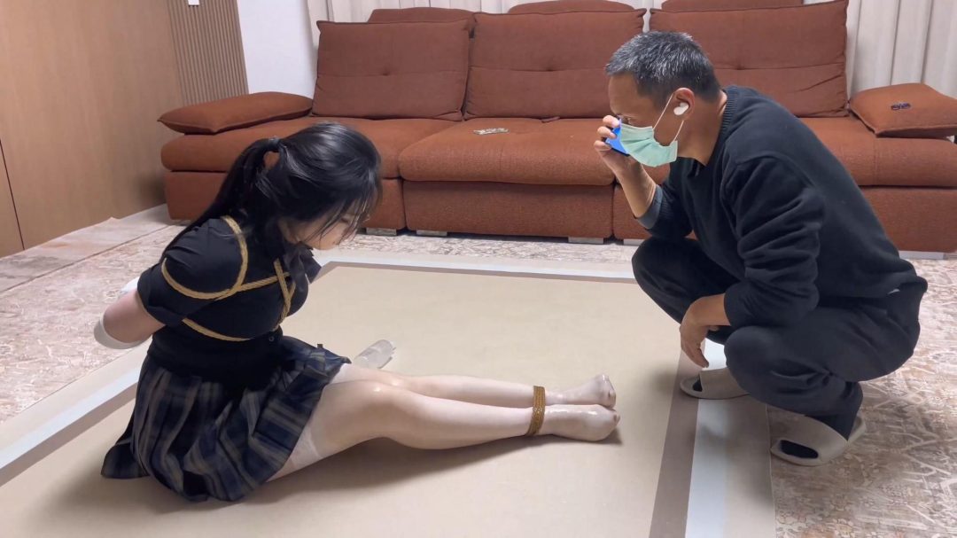 king云雀定拍《双层白丝美女—油光丝袜02》粘液丝袜 双层白丝袜包裹 粘液系列最后一步 性感油滑美腿 大量特写不要错过-11