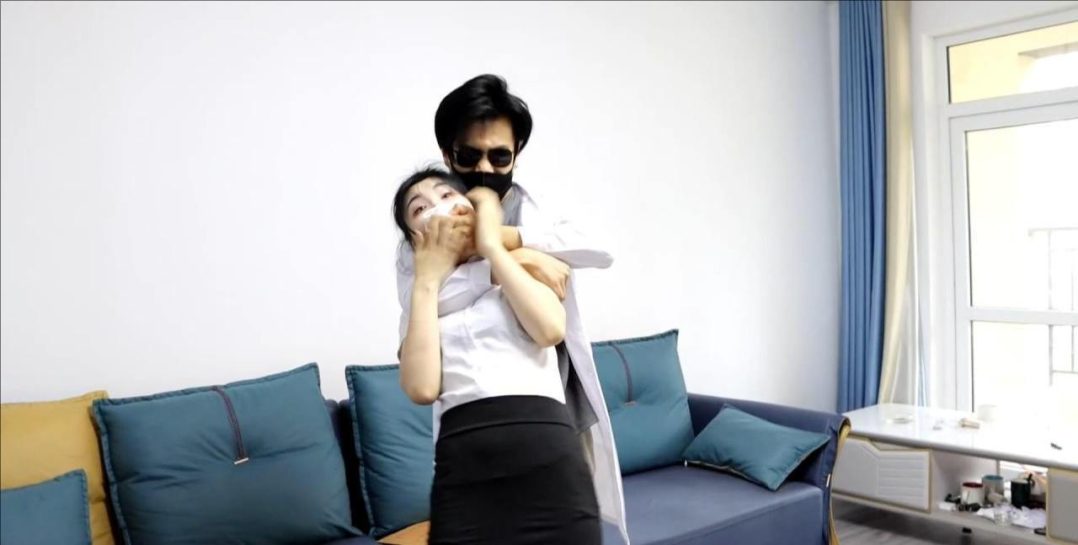 KING精彩定拍《被控制的真人美女玩偶01》性感美女被改造成真人玩偶 身体被肆意控制如同牵线木偶-4