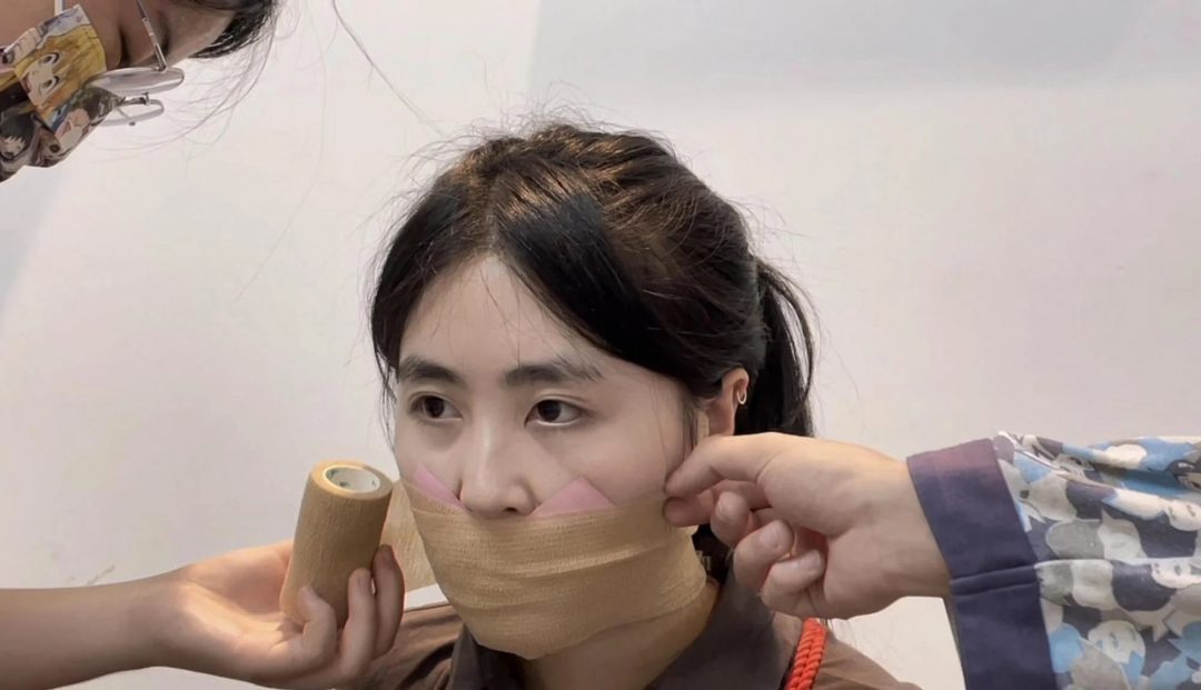 【缚艺录】【小敏定拍】驷马下的红绳与白袜，更搭配，粉丝胶带封嘴~-6