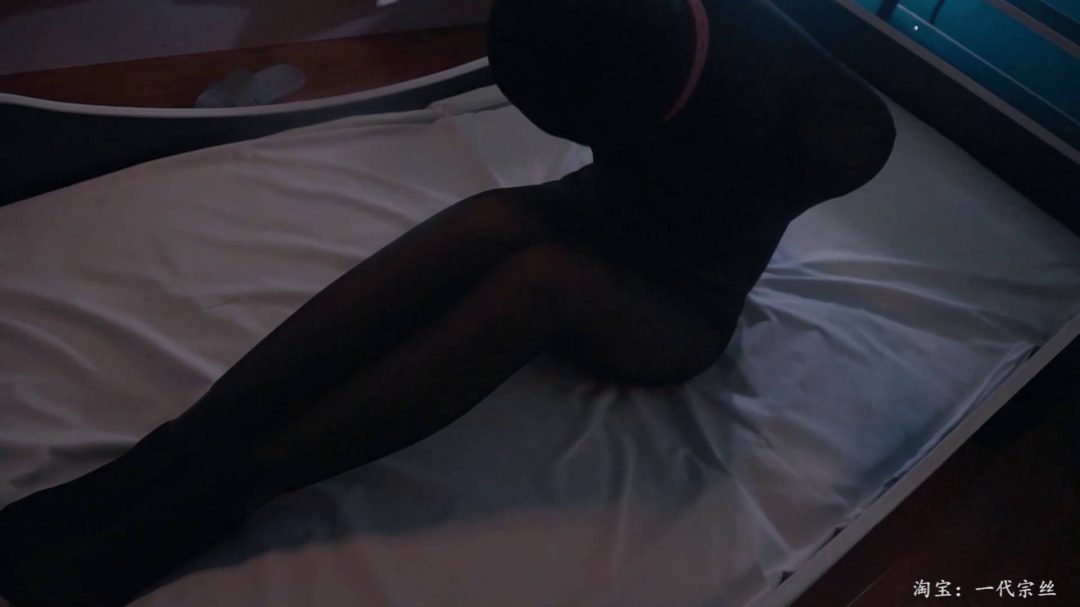 身着内衣长腿女生，被黑色丝袜全包木乃伊，外加胶带捆绑口球堵嘴口水直流-2