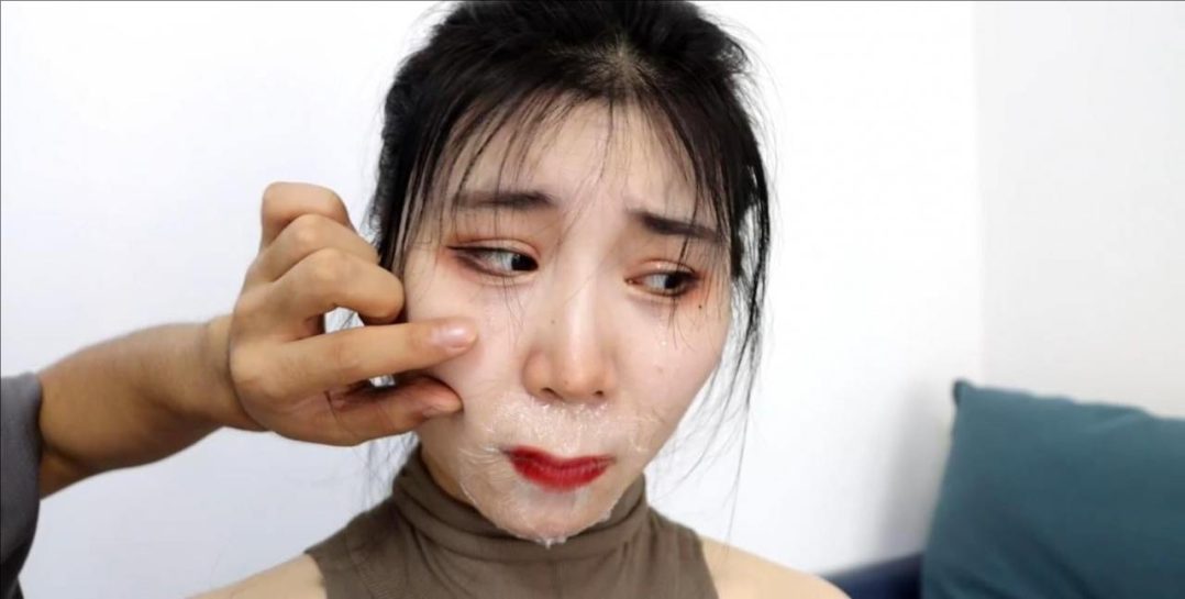 KING精彩定拍《被控制的真人美女玩偶续集01》高领白丝美女玩偶 身体被控制被人肆意玩弄控制-9