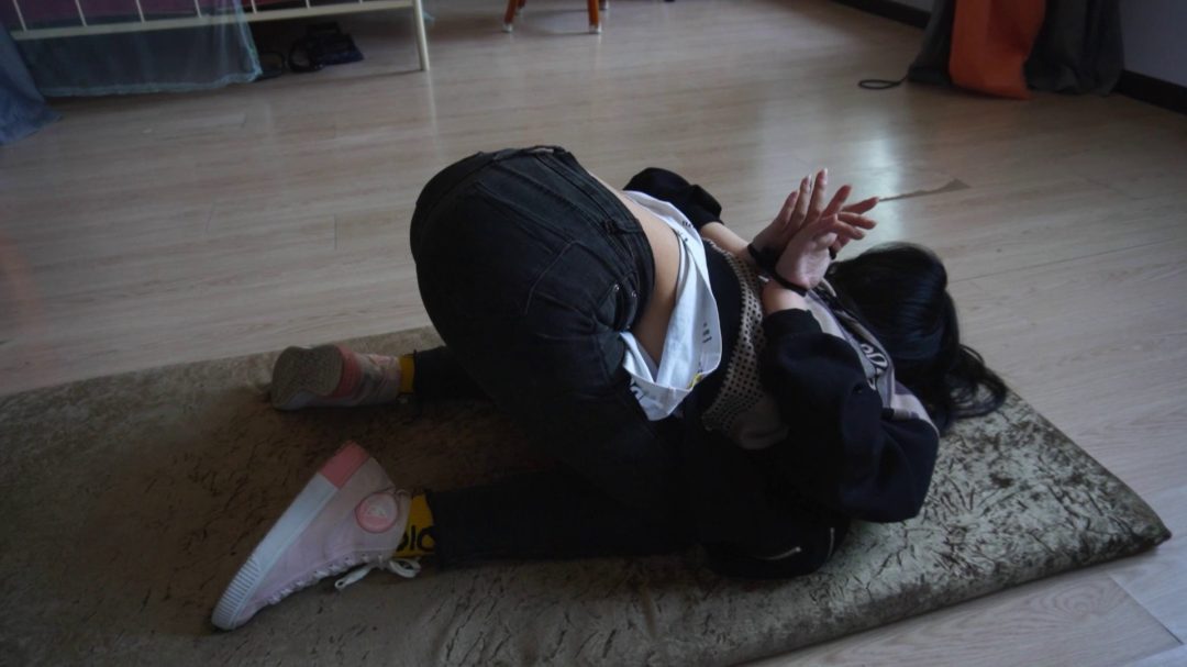 颖儿破洞牛仔裤-5