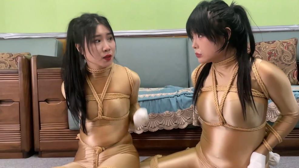 king定拍《诡异的紧身衣囚犯01》全球各地的美女突然被神秘恐怖囚禁 诡异服装有多种机关 越挣扎捆绑越严密 堵死美女们所有逃跑的机会 致敬国外超火囚犯系列-8