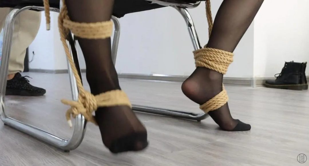 king定拍《杀手对杀手02》气质御姐美女杀手 被多重堵嘴蒙眼 手部球形包裹 特殊的定时炸弹 危机did风格-6