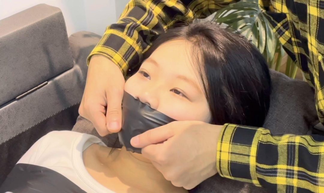 【小R】新模小R，很纯真的模特，表演力也很在线，胶带捆绑+封嘴，先来一波-4