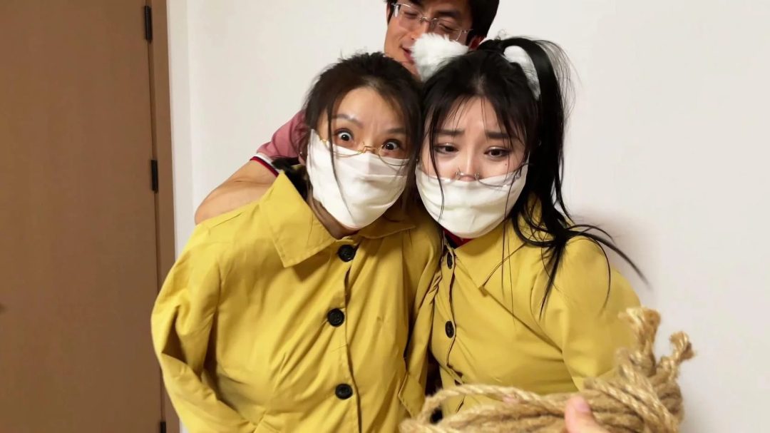 king云雀定拍《罕见双人伪装拘束 02》饱和式剧情 超有趣的双人伪装大衣伪装求救 白丝女奴们努力互相解缚 双层白丝美脚互相磨蹭蠕动-9