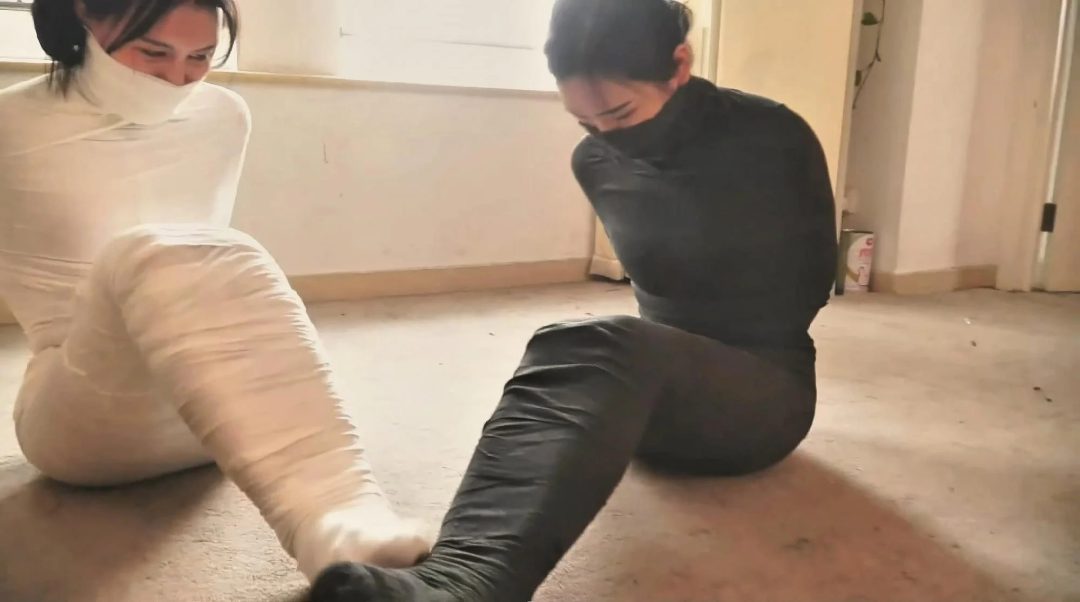 《黑白木乃伊姐妹 上》 超经典的逍遥老片 双御姐被全包成木乃伊 逐渐被包裹-6