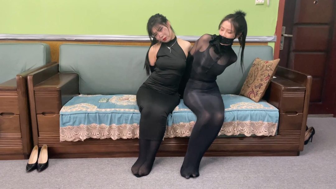 king定拍《紧缚晚礼服 止步拘束裙 上》完美还原漫画拘束 美女模特落入舞会陷阱 身上晚礼服变成拘束服 美女们被拘束成丝袜人茧 吴晗 刘洋知名模特-10