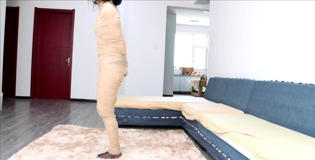 king定拍《快递~性感真人抱枕》传说中的快递真人抱枕 性感全包美女 还可以用遥控器控制 可怜人茧吃力求救-5