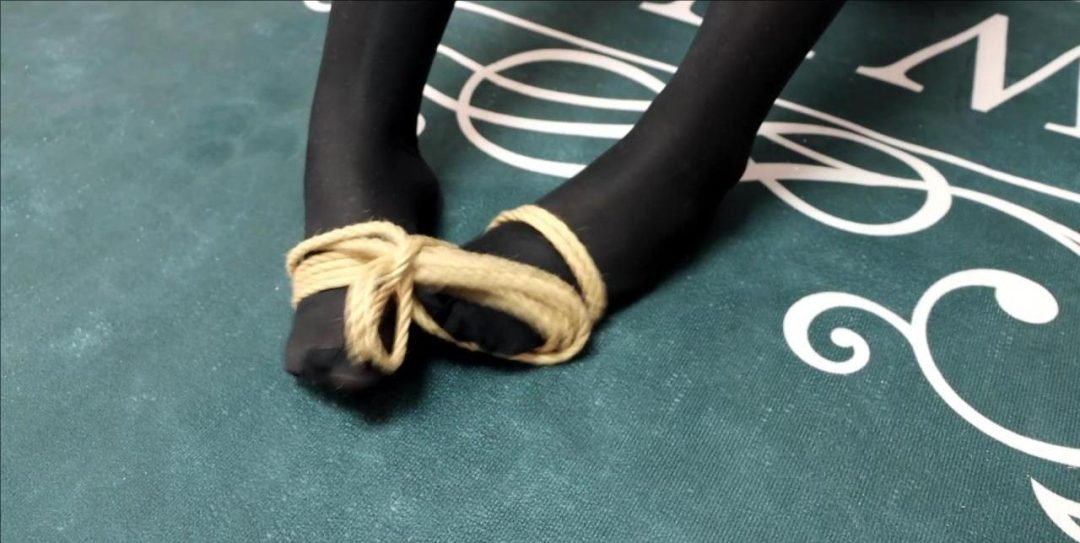 king影视剧级定拍《鱿鱼游戏sm版01》性感黑丝旗袍美女+各种有趣的sm挑战游戏！30分钟以上超长时间捆绑剧情片！-8