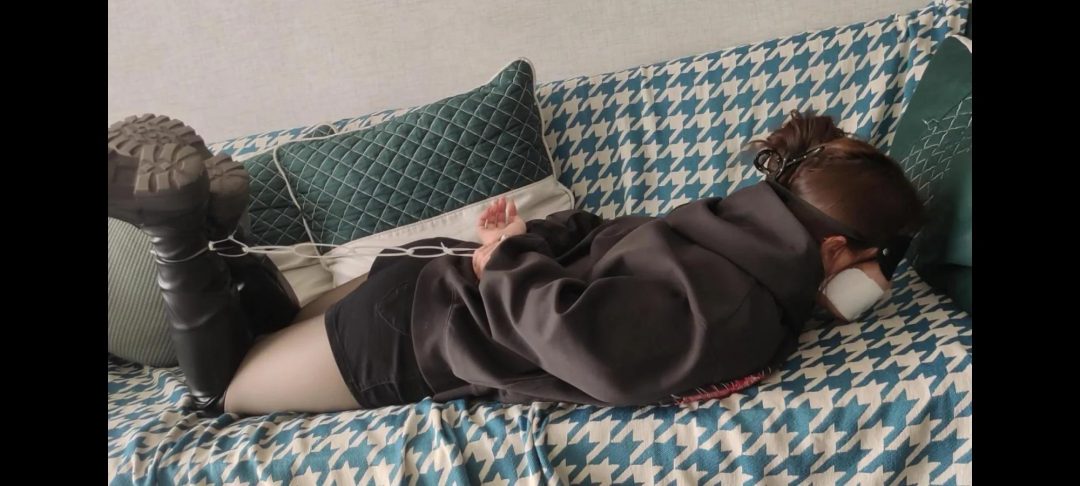 可可长筒靴扎带捆绑放置-1