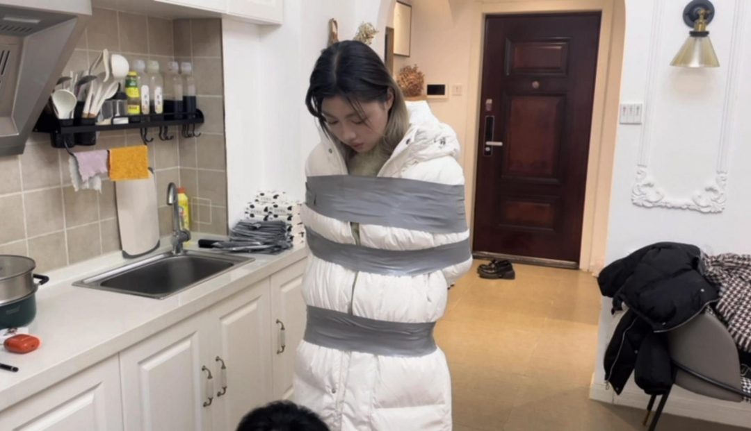 【小晗定拍】厚厚的羽绒服+严实地胶带捆绑，嘴巴也无法出声，只剩下苦苦地挣扎-3