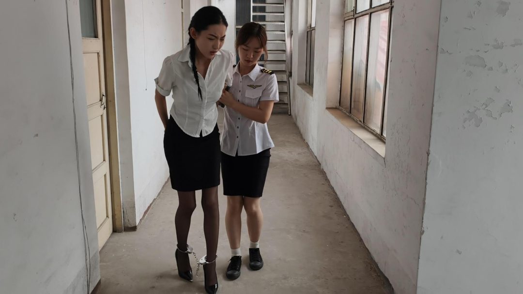 【鑫鑫工作室】新模特沈冰饰演女记者因工作需要（她本身就是女犯爱好者，托关系来监狱体验，被误抓后各种刑讯逼供，吊起来，吊脚，带重镣，驷马铐，关小黑屋-3