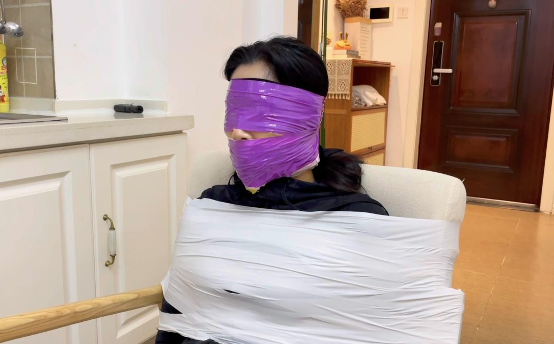 【小橙】【招模特】椅子上的白色胶带捆绑，4层胶带封嘴+丝袜蒙眼，多层封堵爱好者必看-14