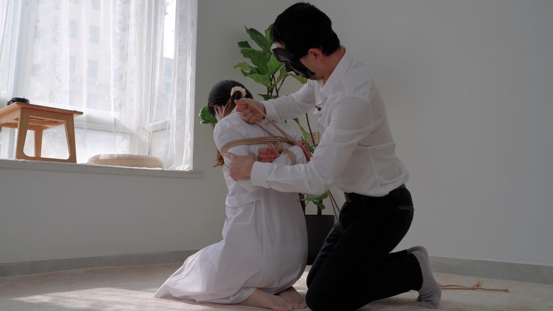 少妇护士的特殊岗位第4集：小玲的全身捆绑加股绳蠕动捡物训练-2