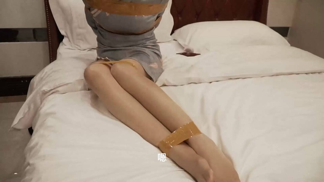 旗袍美女下班后，被入室抢劫，黄色胶带捆绑，袜子堵嘴，丝袜套头-3