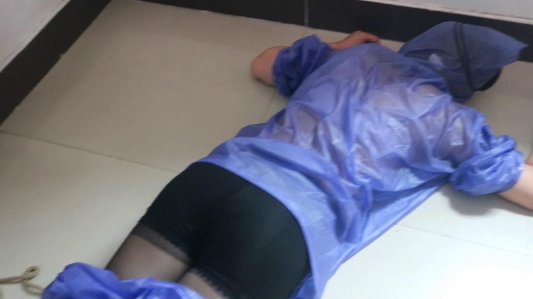 【臭脚妹妹】【雨衣紧缚】【黑丝帆布鞋】【多层丝袜套头】-9