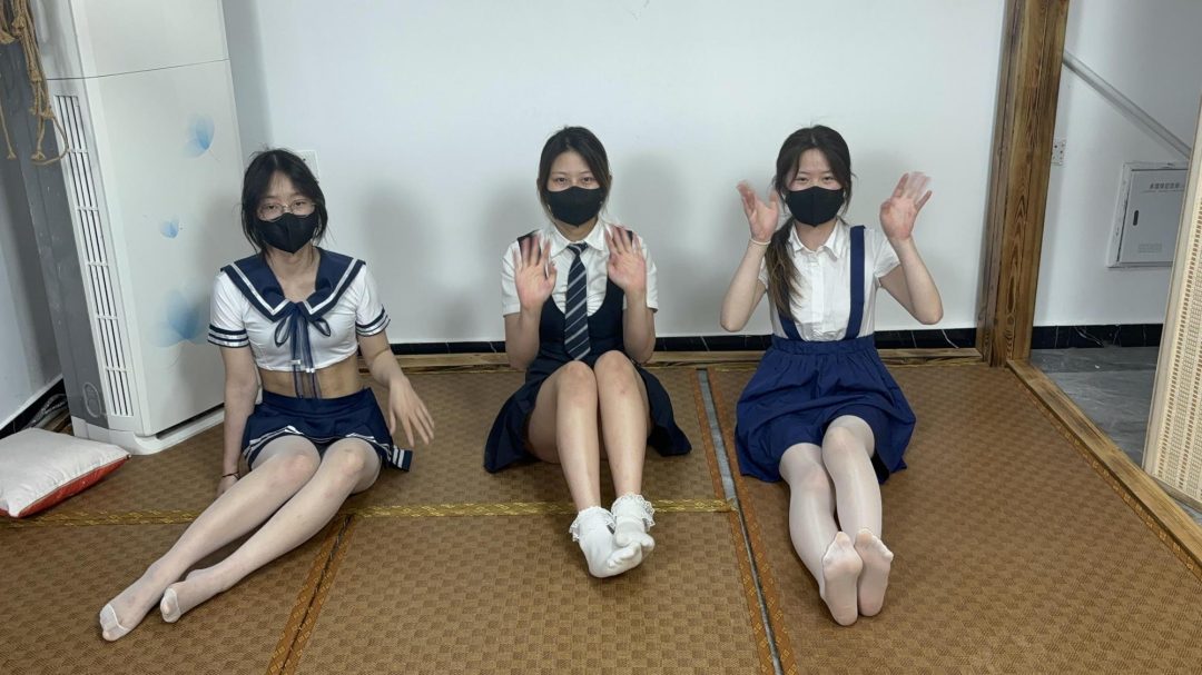 色色贴贴游戏（学生装，白丝，剧情游戏。三女采访）-1