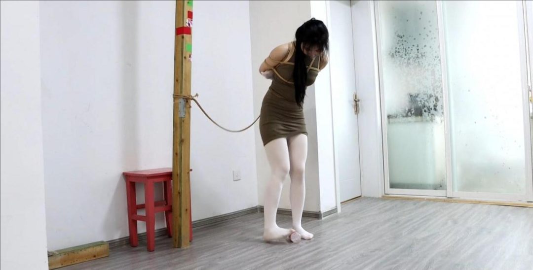 king定拍《挣扎的白丝丽人下》跆拳道美女被拘束捆绑白丝美腿超密集交错捆绑 真实疯狂挣扎 超有演技的吴晗表演-5