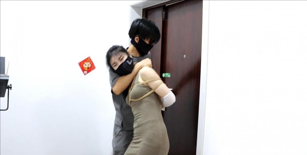 king定拍《挣扎的白丝丽人上》跆拳道美女被拘束捆绑 奋力挣扎结果中计被缚 真实疯狂挣扎-1