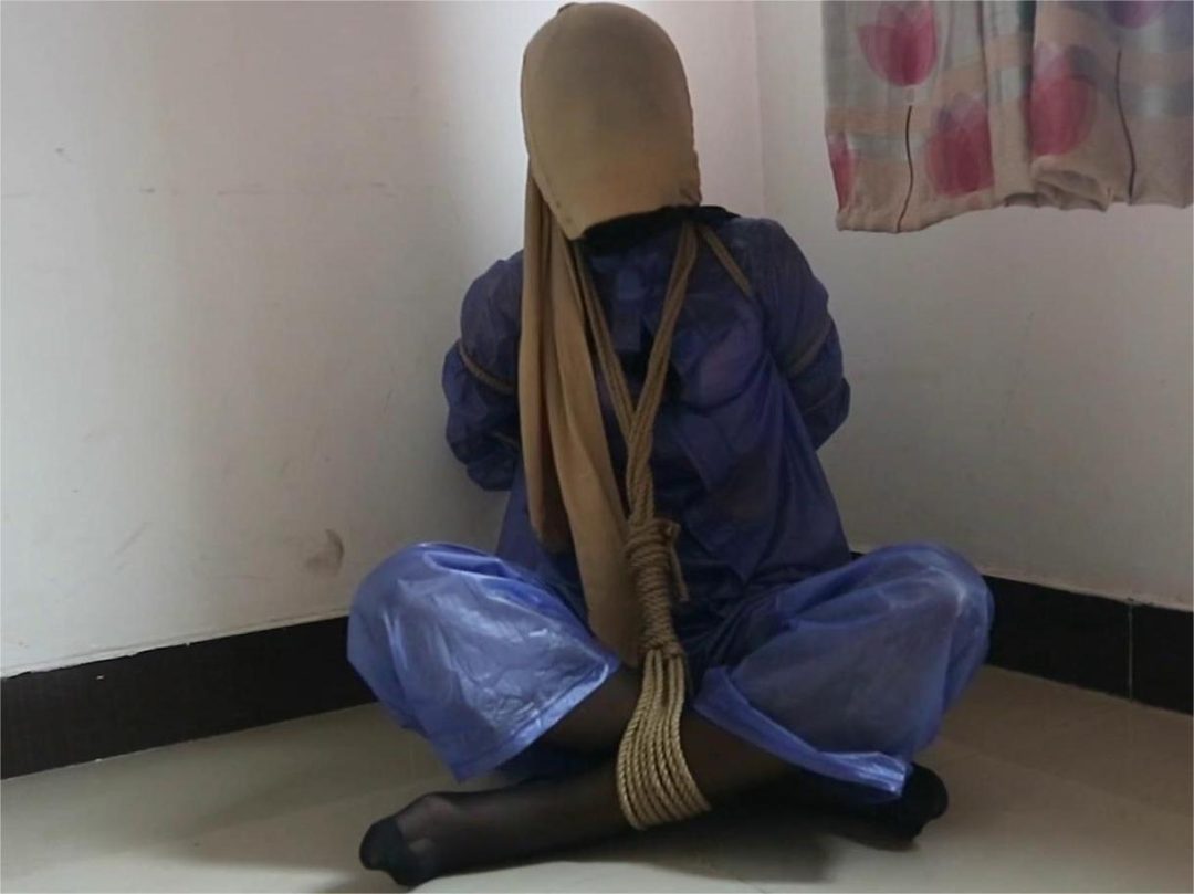 【臭脚妹妹】【雨衣紧缚】【黑丝帆布鞋】【多层丝袜套头】-7