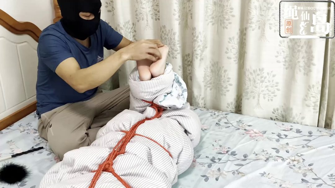 诗诗黑丝全身连体袜，五花捆脚，被子包裹捆上驷马-4