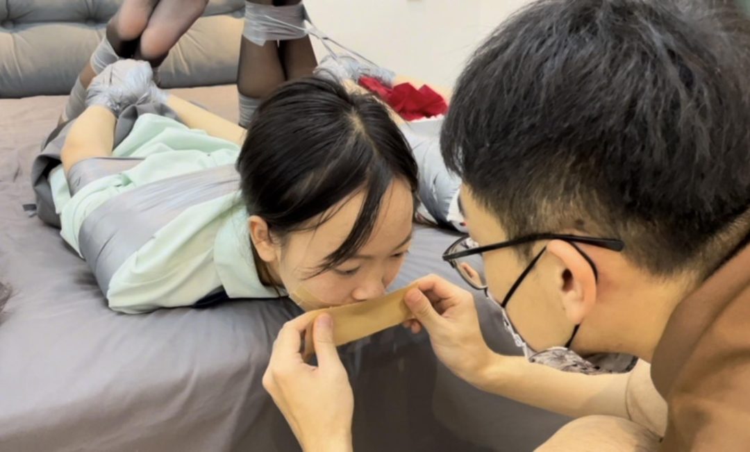 【小依】【小汪】【小杨】3个人的简单挣脱实验5，这一次，给妹子的黑丝，打了很多的小镜头，黑丝就是好看，喜欢~-9